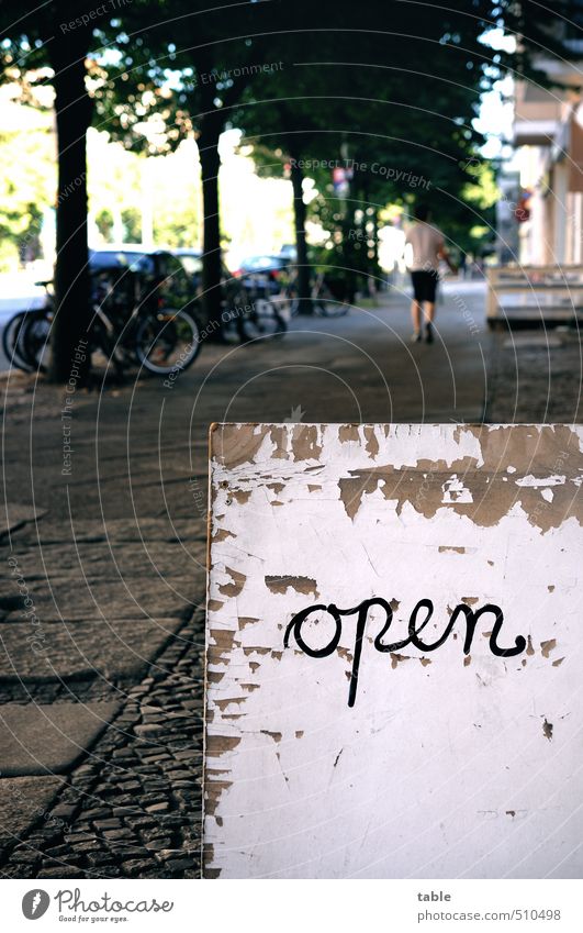 still open Restaurant Ladengeschäft Handel Gastronomie Umwelt Frühling Sommer Herbst Baum Berlin Stadt Fußgängerzone bevölkert Haus Verkehrswege Straße