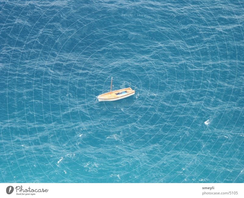 hilflos? Wasserfahrzeug Meer Wellen Fischerboot Meerwasser Schifffahrt blau Schiffsunglück Kahn