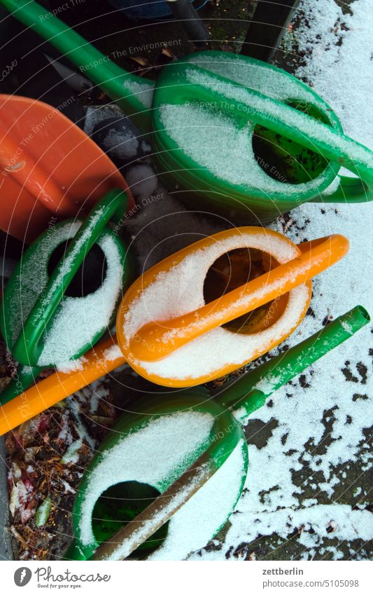 Gießkannen im Winter bodenfrost gießkanne ferien garten kalt kleingarten kleingartenkolonie kälte menschenleer nachbarschaft natur neuschnee ruhe saison