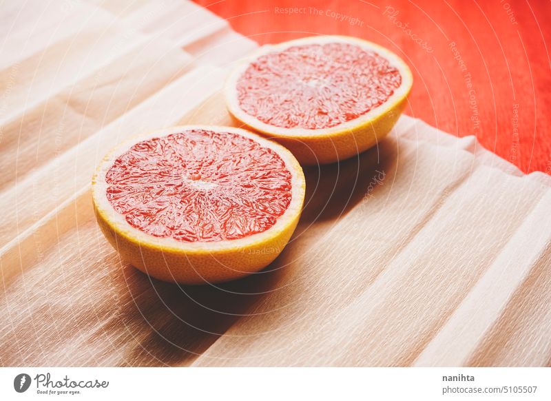 Bunter Hintergrund in Koralle und Rot mit frischen offenen Grapefruits Textur Papier rot orange Korallen Pfirsich Farbe saftig neu Zitronensäure Gesundheit