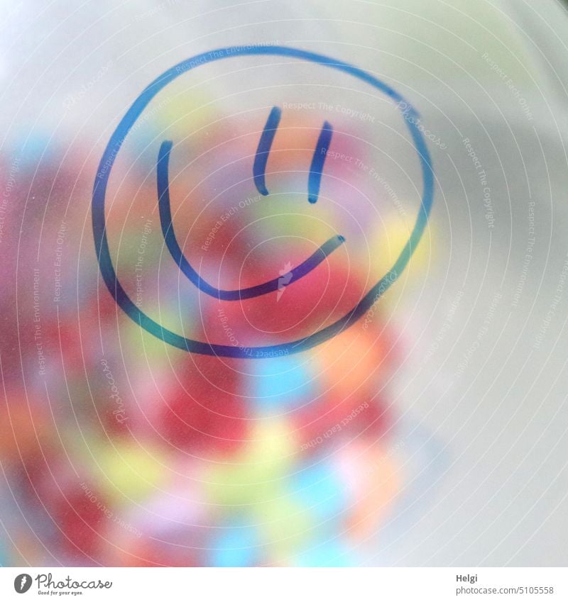 :-)  gemalter Smiley auf der Hülle eines weißen Luftballons, der mit Konfetti gefüllt ist Smiley-Gesicht Fröhlichkeit Lächeln lachen Freude Lebensfreude