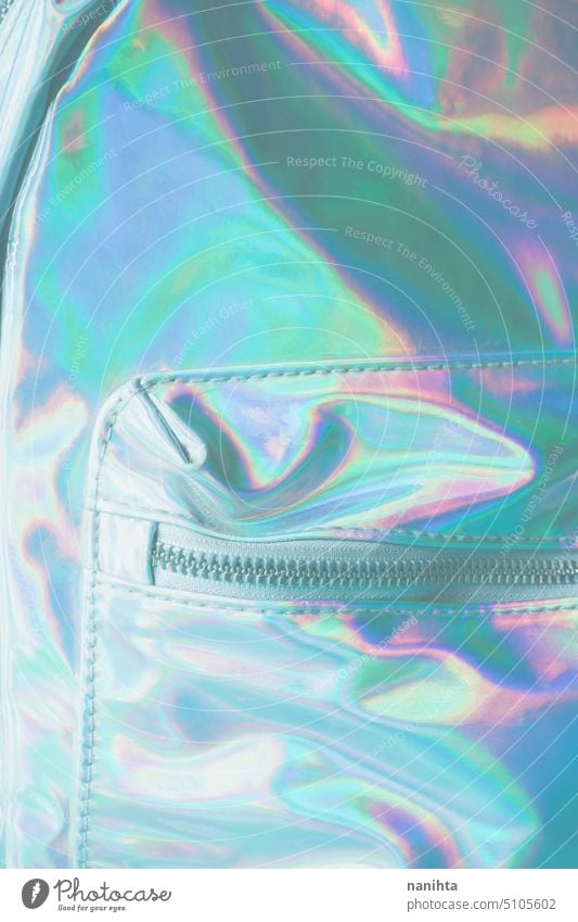 Detail eines holografischen und irisierenden Schulranzens holographisch Regenbogen Hintergrund Tasche Reißverschluss Zubehör Mode trendy frisch cool Jugend