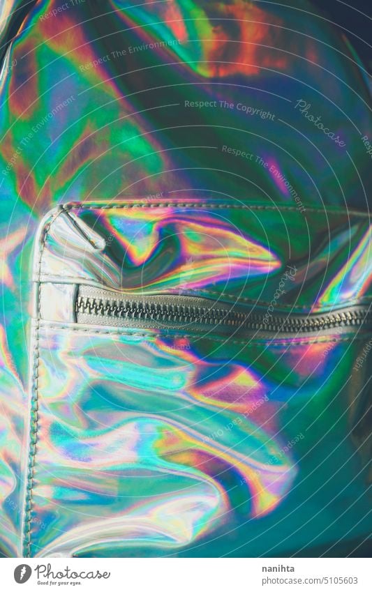 Detail eines holografischen und irisierenden Schulranzens holographisch Regenbogen Hintergrund Tasche Reißverschluss Zubehör Mode trendy frisch cool Jugend