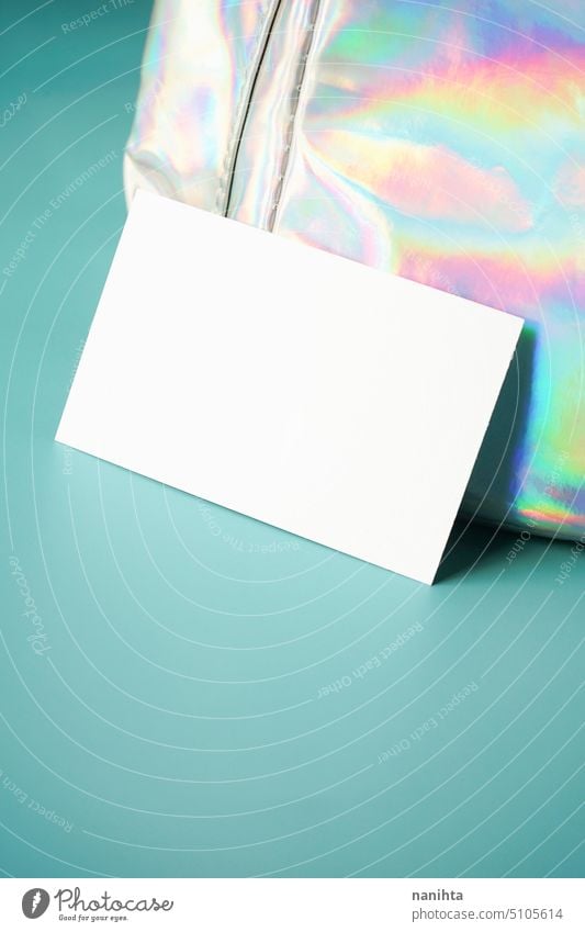 Mockup einer Visitenkarte mit einer holographischen Textur als Hintergrund irisierend Attrappe blanko Postkarte Regenbogen Oberfläche Erdöl Kreativität Kunst