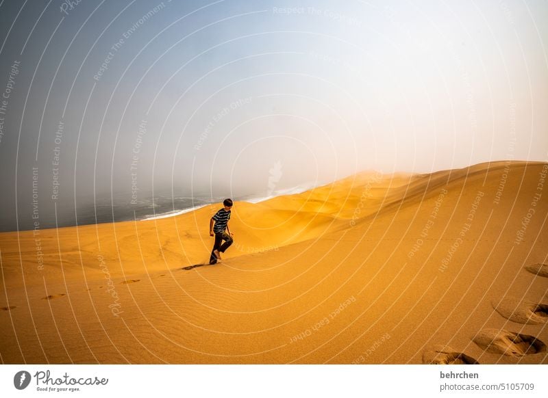 wo wir träumen Kindheit Sohn Junge Namibia Afrika Wüste Sand Meer Ozean weite Ferne Fernweh Sehnsucht reisen Farbfoto Landschaft Ferien & Urlaub & Reisen Natur