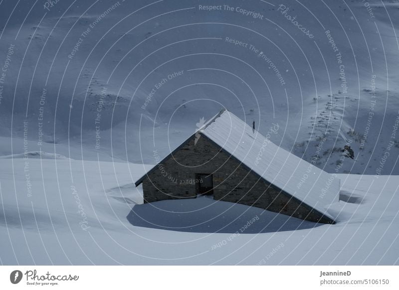 eingeschneite Hütte Schnee Winterlandschaft Schneelandschaft kalt Außenaufnahme Winterstimmung Natur Haus Berge weiß Landschaft Wintertag Frost Einsam alleine