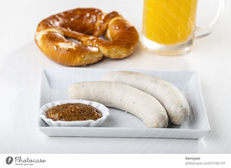 Bayerische Weißwürste auf dem Teller Weißwurst Fleisch Kalbfleisch süß Senf weiß zwei Bierglas bayerisch geschmackvoll typisch Imbiss lecker herzhaft