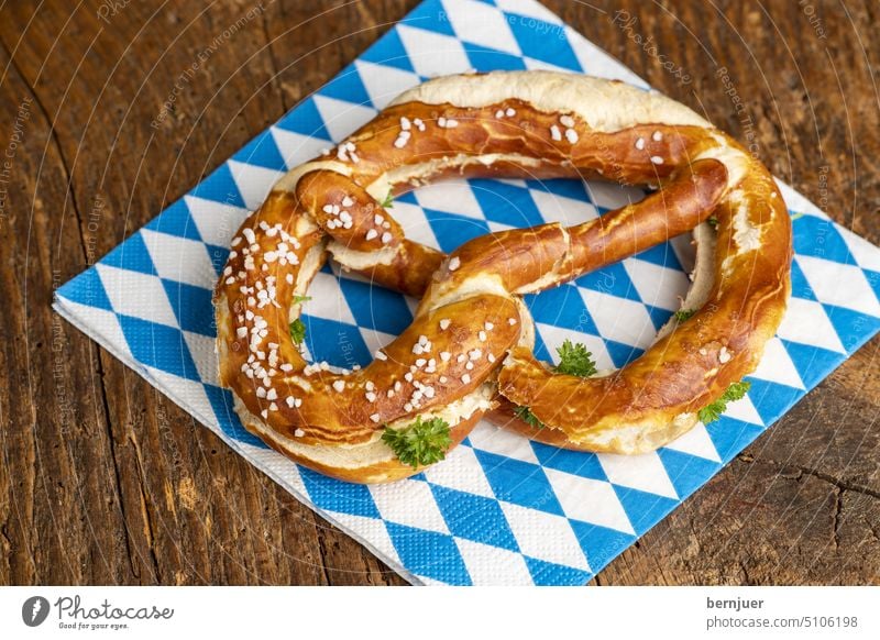 Bayerische Butterbrezel auf Holz Brezel blau weiß frisch Gebäck Essen Oktoberfest Deutschland Imbiss traditionell Bäckerei deutsch Kultur Küche hausgemacht Brot