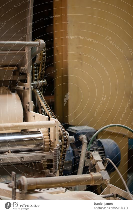 Mechanisches Detail einer kommerziellen Brotbackmaschine. Maschine industriell anketten Prozess Brotherstellung Bäckerei Gewerbe Herstellung Inszenierung Fabrik