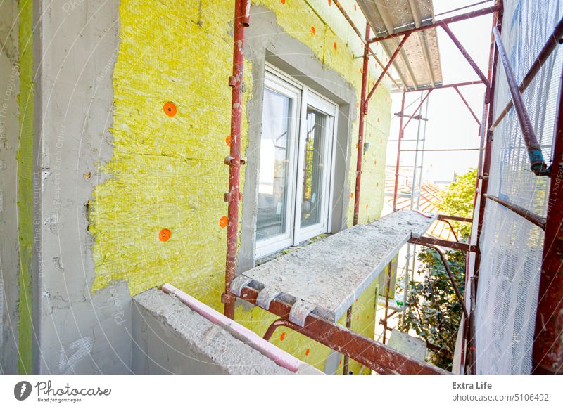 Blick auf die Thermowand eines Wohngebäudes, Dämmstoff, Steinwolle Klebstoff anbringen anwendend Architektur Zusammengebaut Baustein bauen Baustelle eingebaut