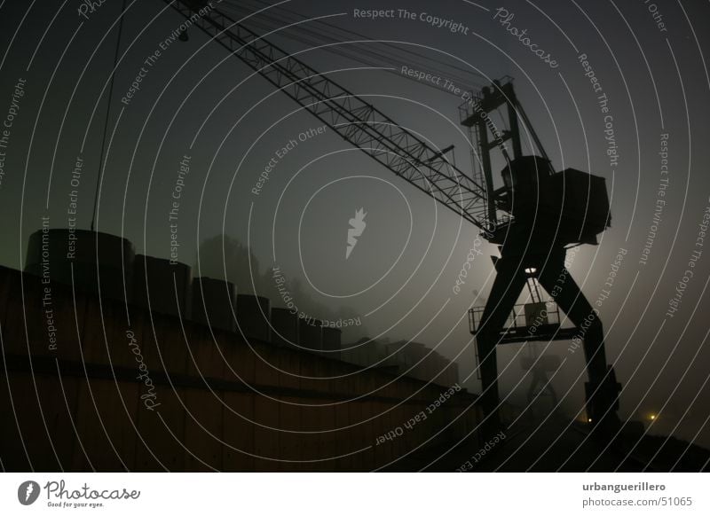 nachtkran Nacht dunkel Nebel Kran Low Key Dock Kriminalität Einbruch schwarz n8s Silhouette Hafen Graffiti sneak schleichen Schiffswerft