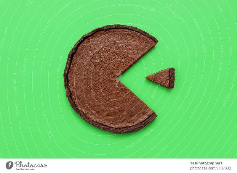 Schokoladentorte von oben auf einem grünen Hintergrund. Kuchendiagramm Konzept gebacken Transparente schwarz braun Business Kalorien Tabelle kreisen Kakao Farbe