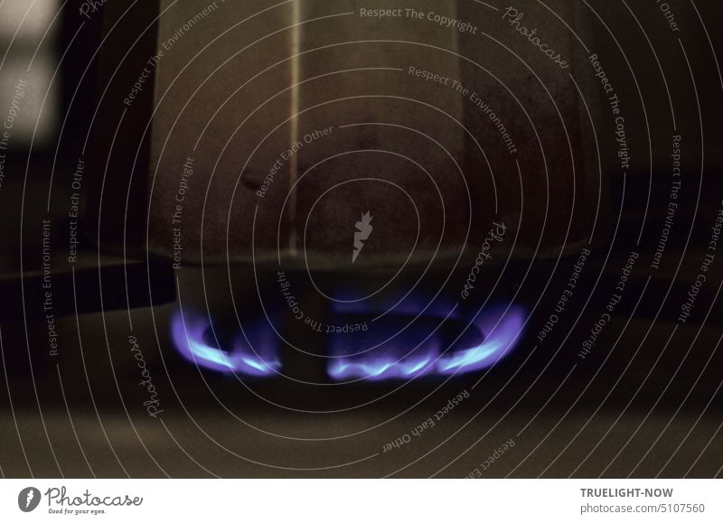 Alter Espressokocher auf dem Gasherd bei kleiner Flamme an einem düsteren Novembermorgen Gasbrenner Gasflamme blau alt sparsam Kaffeekochen Kanne Aluminium