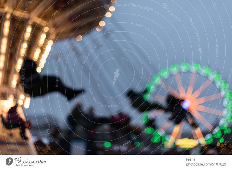 Drehungen in alle möglichen Richtungen Kettenkarussell Karussell Bewegungsunschärfe Geschwindigkeit Schwindelgefühl Weihnachtsmarkt Attraktion Riesenrad fliegen