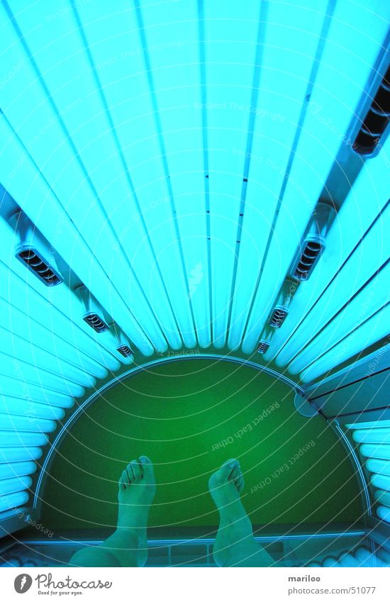 Das Solarium Sonnenbank Sonnenbad Sonnenlicht braun Licht Sommer türkis grün Wellness Erholung Frau Kunstlicht Neonlicht Kosmetik Hautfarbe