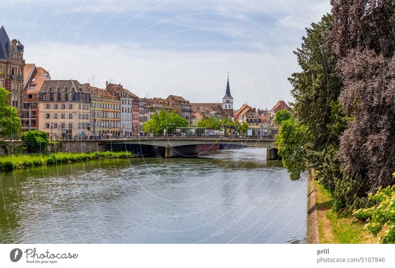 Straßburg in Frankreich Elsass Altstadt krank flusskrank Fluss Brücke Fachwerk Holzrahmenbau alt historisch Kultur Tradition Wasser Uferbereich Sommer Spitzturm