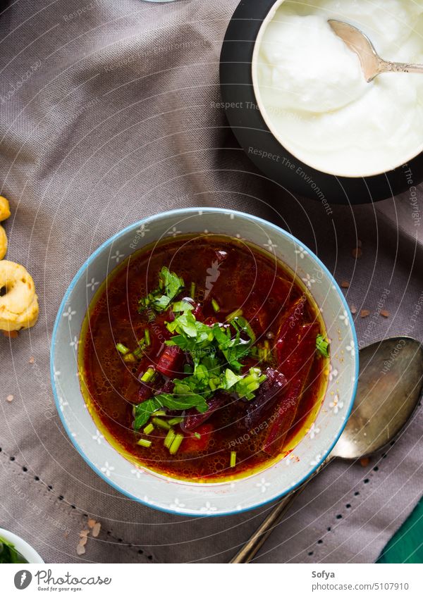 Rote-Bete-Suppe in Schalen auf Serviette serviert Rote Beete Rübe Wurzel Gemüse Mittagessen Abendessen Schalen & Schüsseln gekocht Sahne sauer grün Petersilie