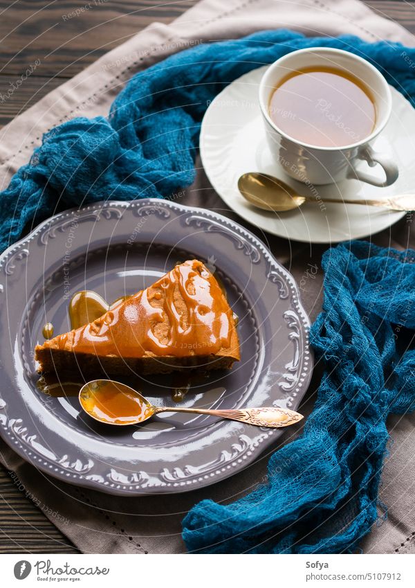 Schokoladenkuchen mit Karamell Kuchen Pasteten Kakao gesalzen Hintergrund gebacken Bäckerei Produkt lecker Dessert Leckerbissen festlich Speise Lebensmittel