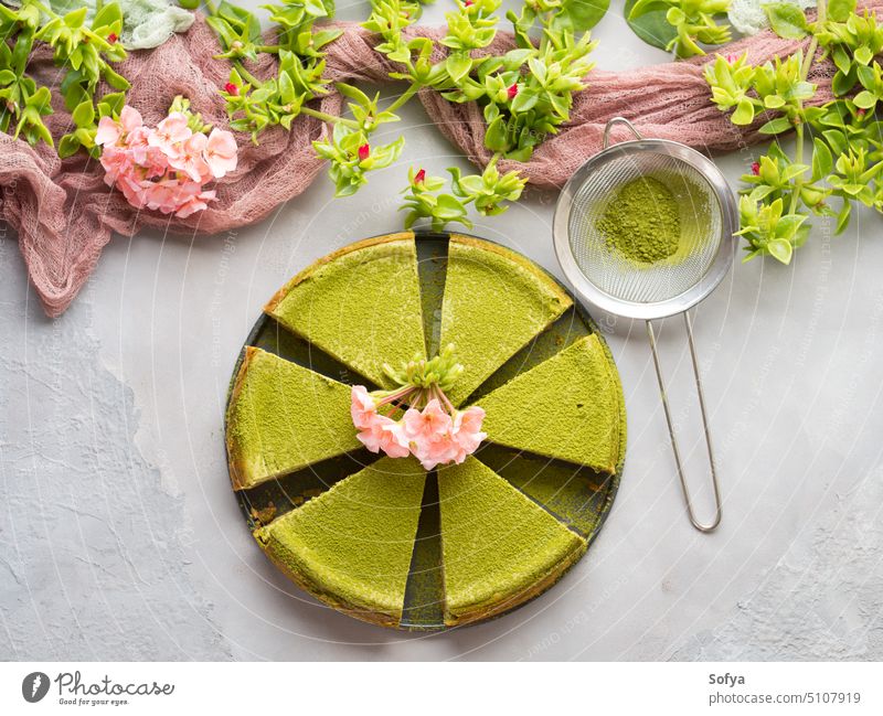 Matcha-Käsekuchen und Blumen Kuchen grün Tee Dessert Lebensmittel süß Sahne Bäckerei Feinschmecker Gesundheit Gebäck gebacken geschmackvoll