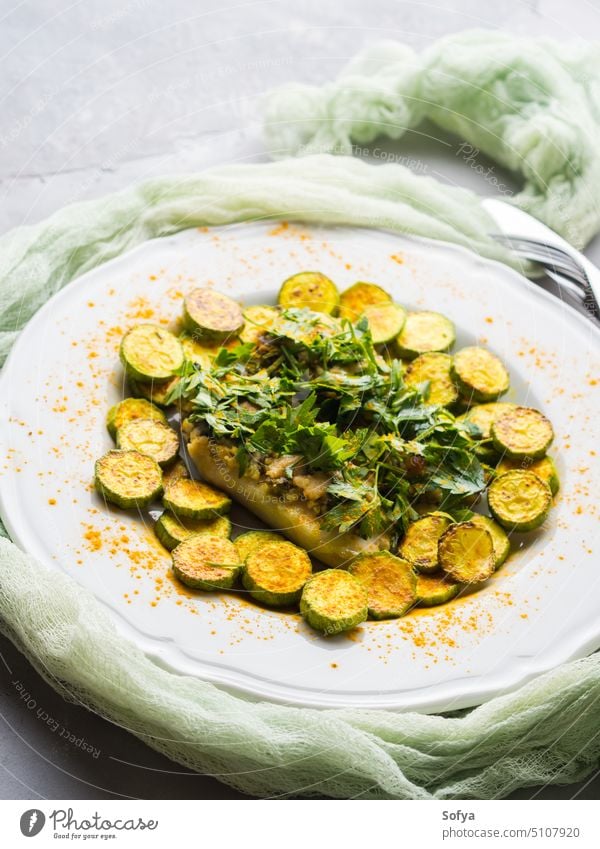 Stockfischfilet mit Kurkuma-Zucchini Fisch Brühe gebacken Abendessen Gesundheit Mittagessen Lebensmittel Feinschmecker Meeresfrüchte weiß gekocht Filet