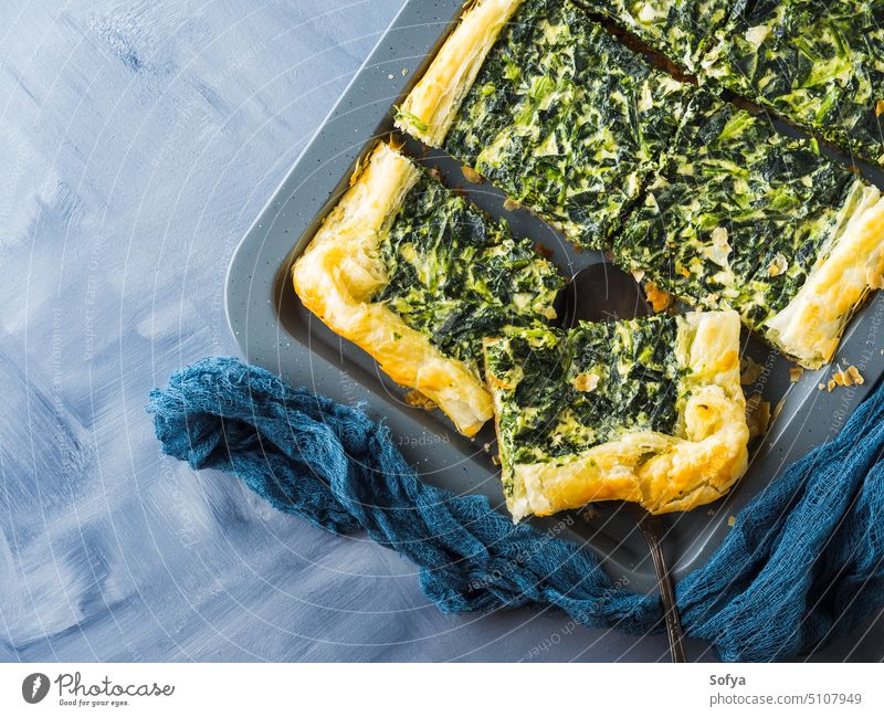 Spinat-Bohnenkraut-Quiche mit Frischkäse Pasteten grün backen Lebensmittel Mahlzeit Abendessen Mittagessen rollen Teigwaren Gebäck Hauch Kraut Käse Sahne