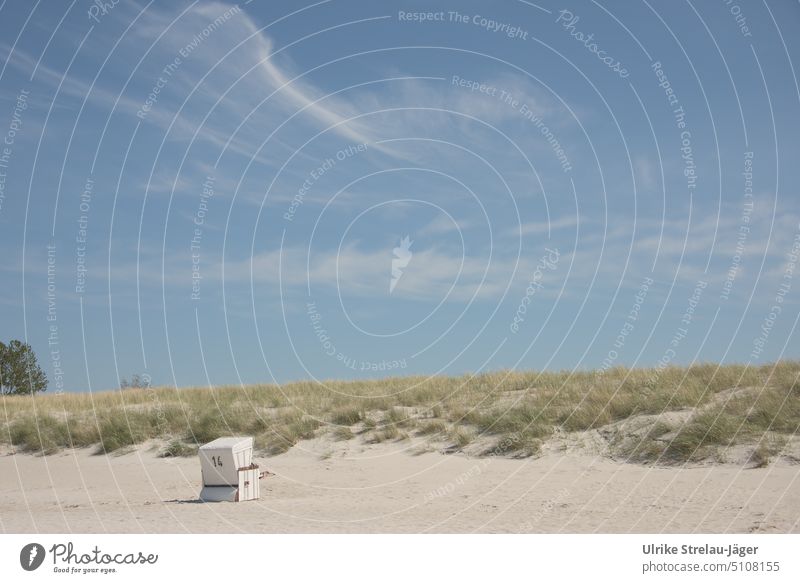 Strandkorb mit Düne und Himmel im Frühling Dünengras Küste Ostsee Sand Erholung Urlaub Meeresküste urlaub in deutschland Wolken Schleierwolken