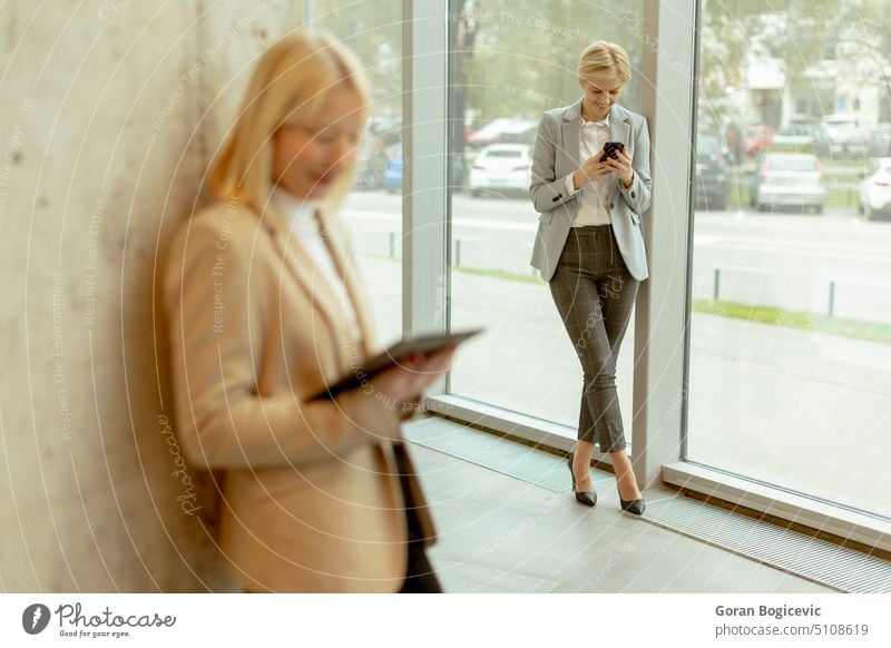 Geschäftsfrauen stehen im Büroflur Erwachsener attraktiv schön Schönheit hell Business Geschäftsperson Geschäftsleute Geschäftsmann Kaukasier selbstbewusst