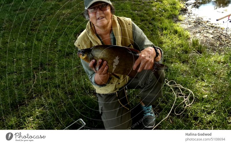 Erfolgreicher Angeltag. Gefangen große Brasse, großer Fisch, frischer Fisch. Angeln fischen draußen draußensein Fischer Angler Anglerglück Freizeit & Hobby