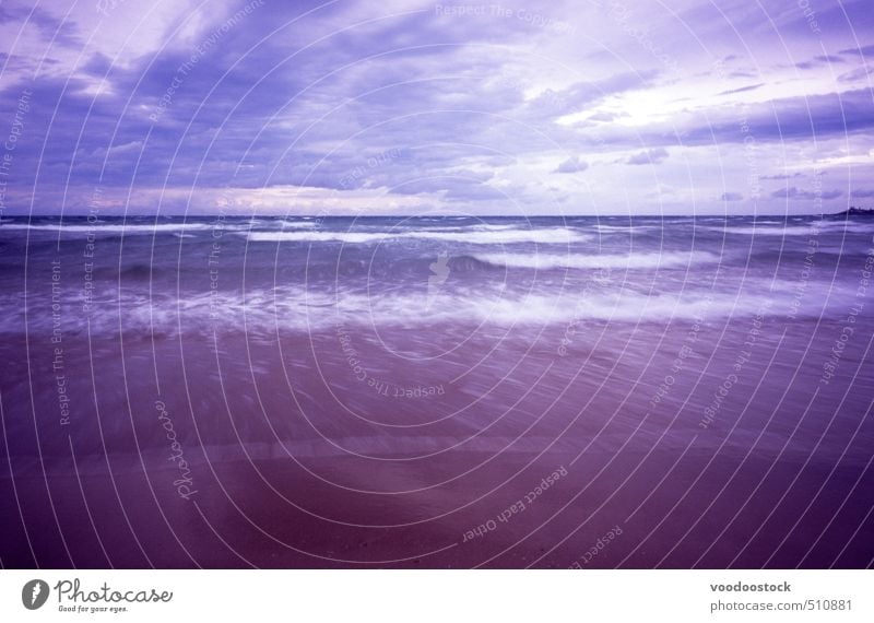 Brausturm Strand Meer Wellen Landschaft Urelemente Sand Wasser Wolken Gewitterwolken schlechtes Wetter Unwetter Küste blau braun Stimmung Queensland winken