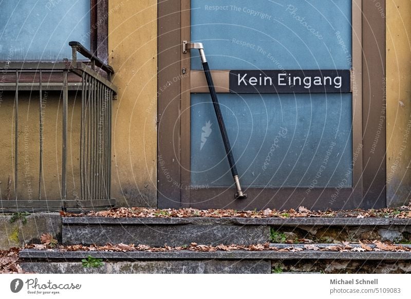 Kein Eingang Tür Türschild kein eingang Eingangstür Menschenleer alt geschlossen Verbot Verbote verlassen verlassener Ort Verlassenes Haus Farbfoto Holztür