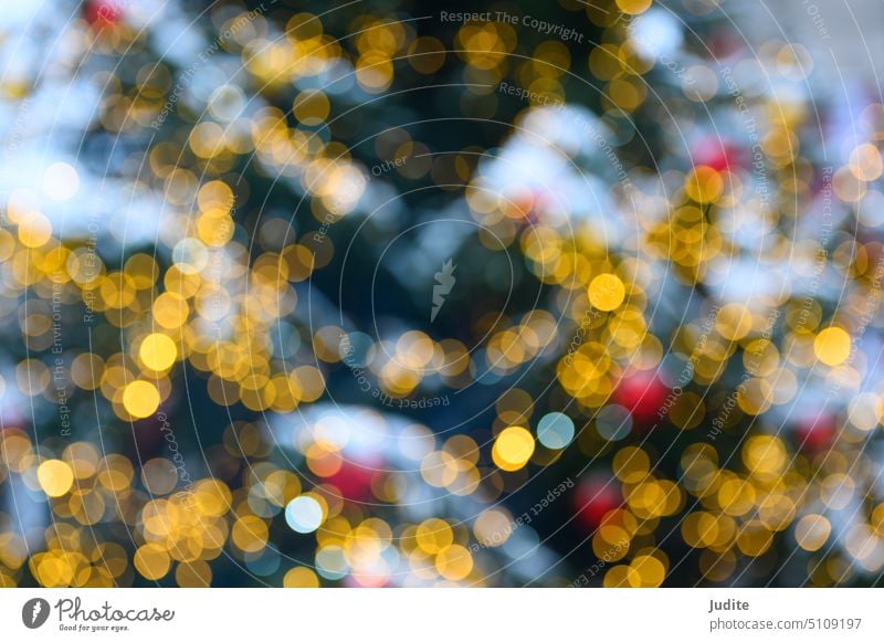 Unscharfe Weihnachtsbaumbeleuchtung mit Bokeh abstrakt Kunst Hintergrund schwarz Unschärfe verschwommen hell Kerzen feiern Feier Weihnachten