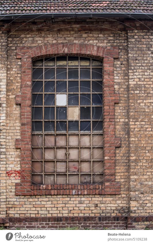 Altes Fenster mit Glasersatz Backsteingebäude alt marode geflickt kein Durchblick trüb kaputt Verfall Vergangenheit Wandel & Veränderung Gebäude Vergänglichkeit