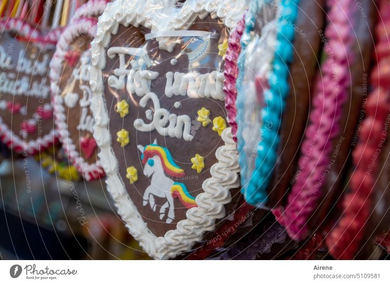 regenbogenbunte Liebesbeweise Valentinstag Herz Romantik süß retro lecker Einhorn Kitsch Tradition Folklore Jahrmarkt Oktoberfest Lebkuchenherzen Süßwaren