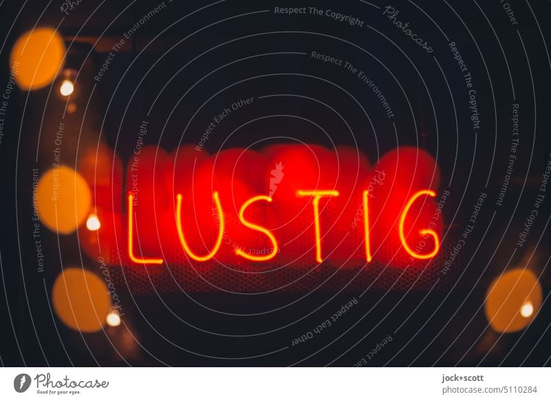 Licht leuchtet LUSTIG lustig Wort Schriftzeichen Typographie Neonlicht Schilder & Markierungen Hintergrund neutral Großbuchstabe Design Doppelbelichtung