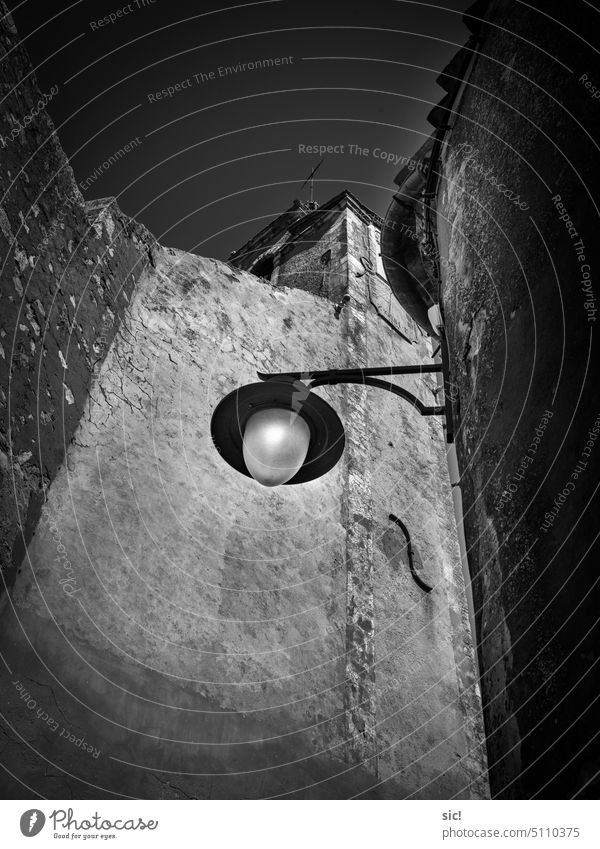 Straßenlampe vor Kirchturm in Roussillon, Frankreich Kirche schwarzweiß Perspektive Außenaufnahme Schwarzweißfoto menschenleer Gebäude alt Provence Luberon