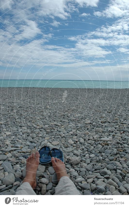 Aus den Latschen gekippt.. Nizza Strand Horizont Wolken Flipflops Meer Cote d'Azur Cannes Monaco Stein Himmel blau Fuß