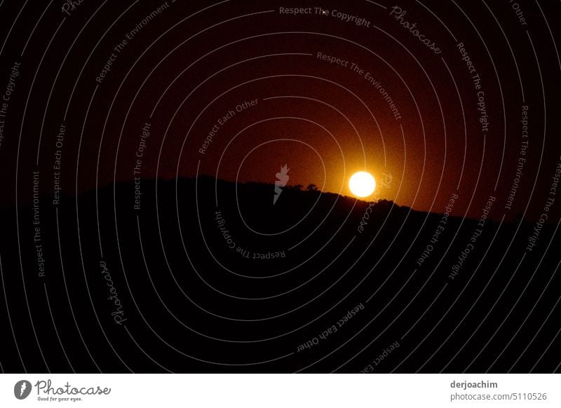 Der Mond ist hinter den Bergen auf gegangen. Mondaufgang Außenaufnahme Nachthimmel Natur Menschenleer Licht Vollmond dunkel Mondschein leuchten Himmel Farbfoto