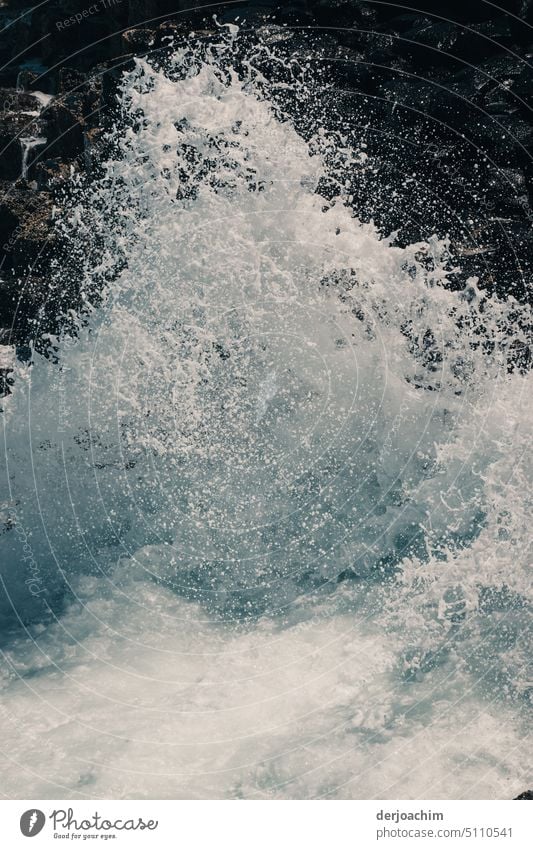 Mit voller Wucht schmettern  die Meeres Strömung gegen die Felsen, so daß der Wellenschlag hoch spritzt. Meerwasser Wellengang Wasser Außenaufnahme