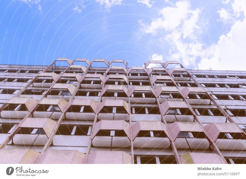 Blick auf das Haus der Statistik in den Himmel Abrissgebäude pastell Pastellton Blauer Himmel Wolken lost places verfallen Zahn der Zeit Vergänglichkeit