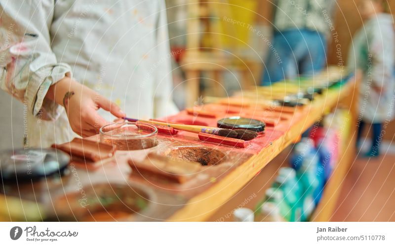 Farbauswahl - ROT Kind Schule Farbe Pinsel Regenbogen malen bunt rot Kreativität Kunst Wasserfarbe Nahaufnahme kreativ