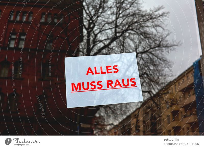 Alles muß raus! architektur berlin büro city deutschland fassade fenster froschperspektive gebäude hauptstadt haus himmel innenstadt kiez leben mitte modern