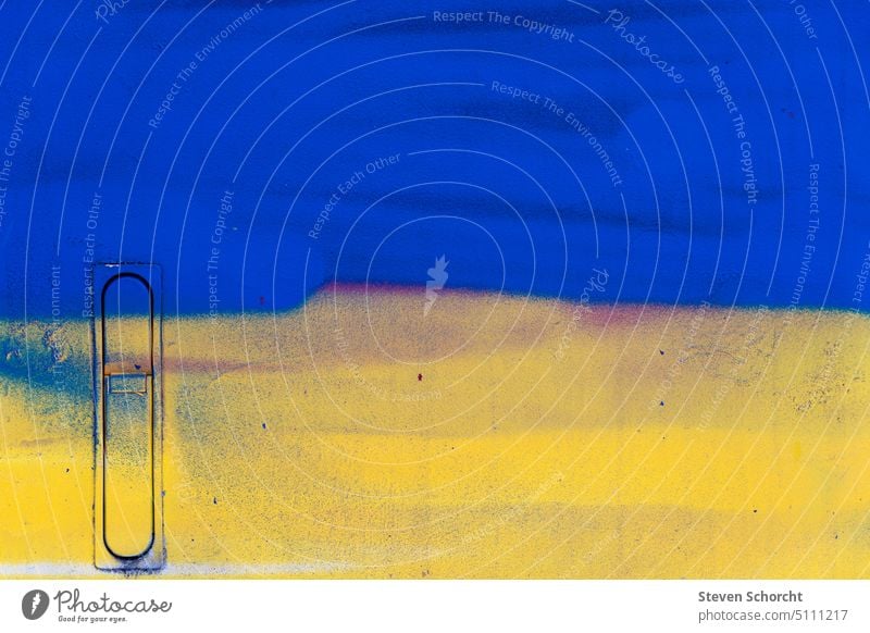 Blau Gelb auf Elektrokasten blau gelb blau und gelb gemalt Graffiti grafisch grafik Kontrast Kontrastreich Kontraststark Außenaufnahme Menschenleer hintergrund