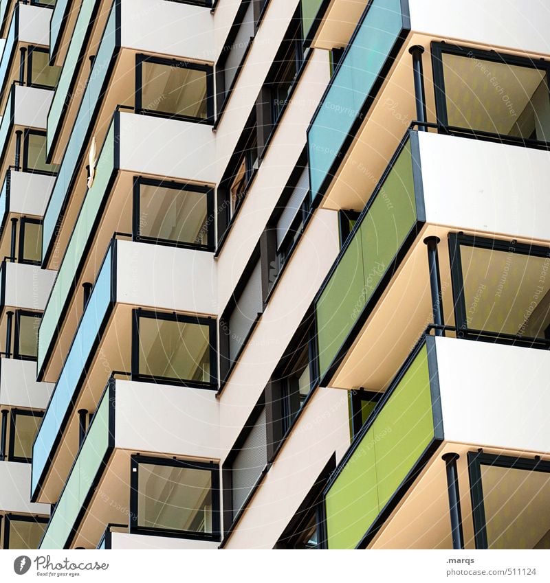 643 Häusliches Leben Haus Gebäude Architektur Fassade Balkon Fenster Linie eckig einfach hoch Farbe Perspektive Farbfoto mehrfarbig Außenaufnahme Muster