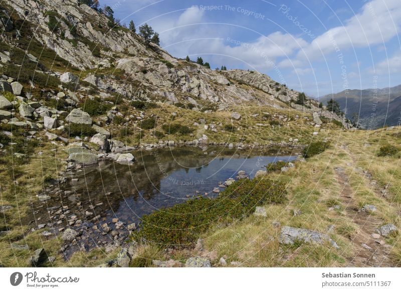 Kleiner See in den Pyrenäen im Vallee du Soussoueou an einem teilweise bewölkten Herbsttag, Artouste, Nouvelle-Aquitaine, Frankreich Berge u. Gebirge Landschaft