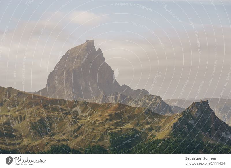 Felsgipfel d'Ossau in den französischen Pyrenäen an einem sonnigen, verträumten Herbstmorgen, Artouste, Nouvelle-Aquitaine, Frankreich Berge u. Gebirge Gipfel