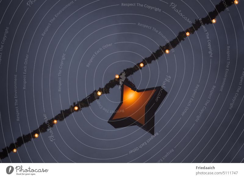 Beleuchtete Weihnachtsgirlande mit Stern am Abendhimmel Girlande Weihnachten & Advent Licht Himmel Dekoration & Verzierung Weihnachtsstern Stimmung leuchten