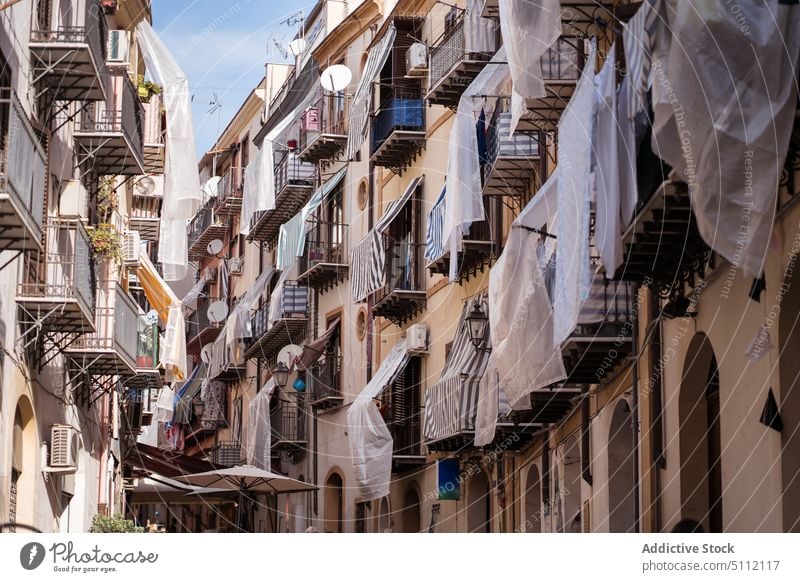 Enge Straße zwischen Wohnhäusern in Palermo Gebäude Haus wohnbedingt Architektur eng Außenseite Balkon Fassade Sizilien Italien alt Konstruktion farbenfroh