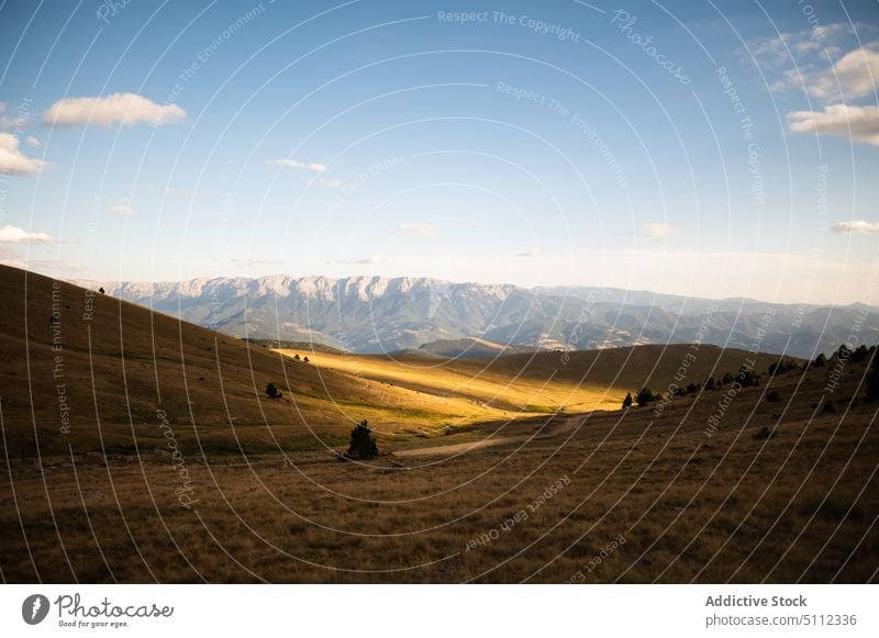 Gebirgstal unter blauem, bewölktem Himmel Landschaft Berge u. Gebirge Kamm Tal Natur Gras Hochland Umwelt Harmonie Pyrenäen Europa unberührt Ambitus Berghang