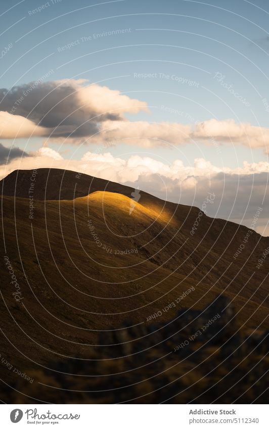 Bergkamm unter bewölktem Himmel Landschaft Sonnenstrahlen wolkig Berge u. Gebirge Kamm Sonnenschein Natur Gipfel Pyrenäen Europa Ambitus Berghang malerisch