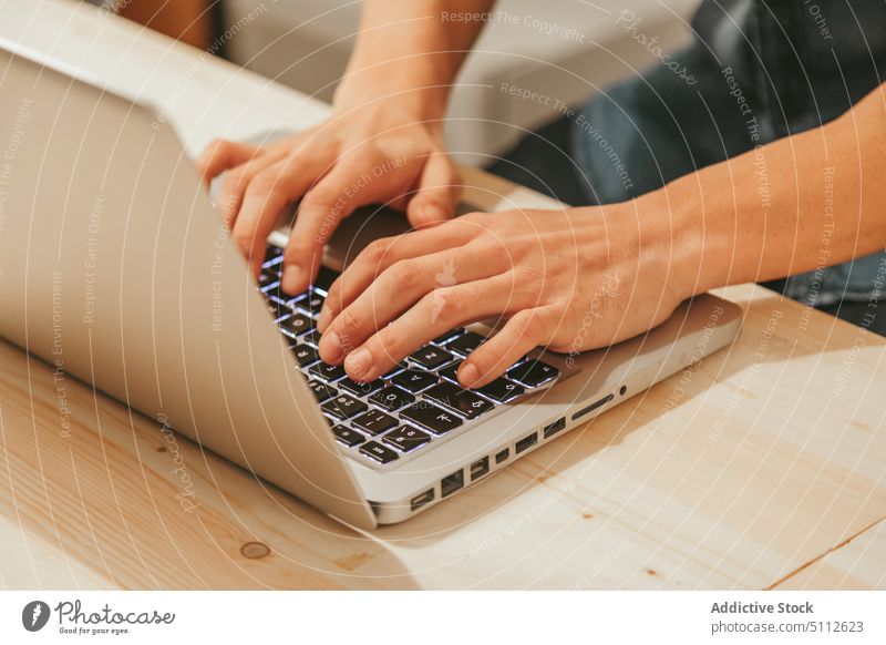 Crop Mann tippt auf einem modernen Laptop Business Schaltfläche Nahaufnahme Computer Datenverarbeitung Schreibtisch Gerät Finger Hand Job Keyboard Tastenfeld